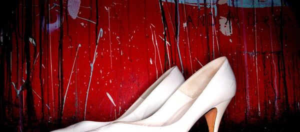 Белые туфли на красном фон - Sputnik Литва