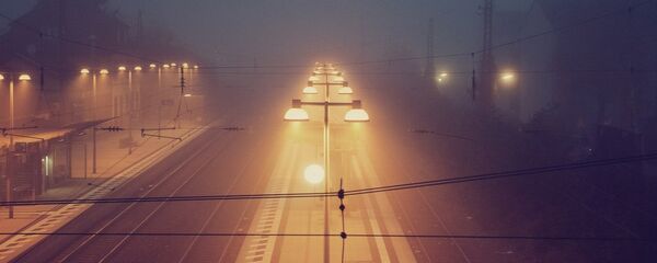 Железнодорожная станция в тумане, архивное фото - Sputnik Литва