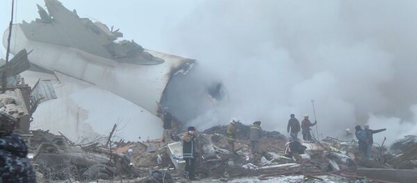 Первые кадры с места крушения грузового самолета — ЧП под Бишкеком Первые кадры с места крушения грузового самолета — ЧП под Бишкеком - Sputnik Литва