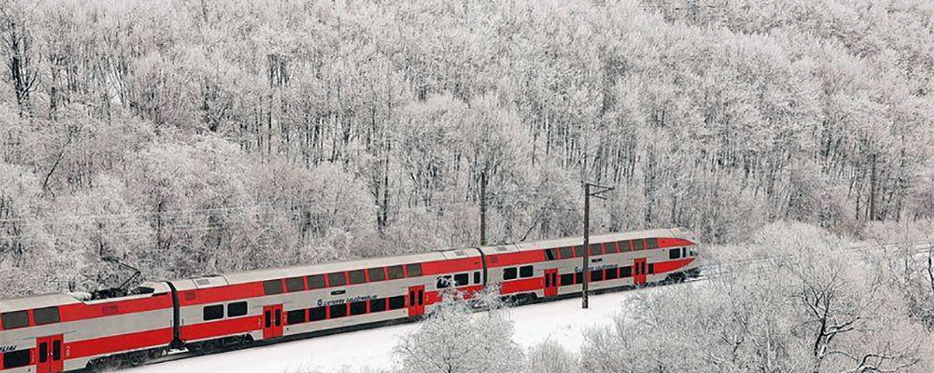 Поезд едет через заснеженный лес - Sputnik Литва, 1920, 26.01.2022