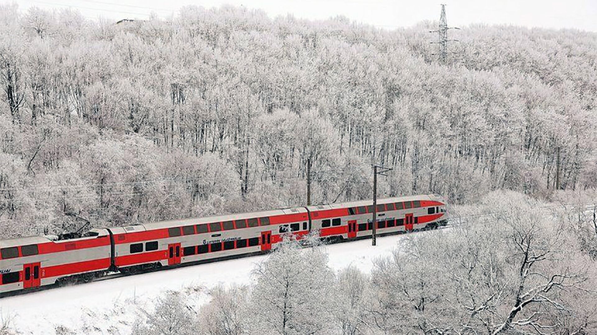 Поезд едет через заснеженный лес - Sputnik Литва, 1920, 21.12.2021