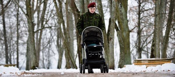 Новая традиция у военных добровольцев — день с униформой - Sputnik Литва