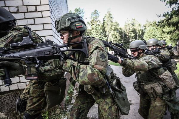 Военнослужащие Добровольных сил охраны края Военнослужащие Добровольных сил охраны края - Sputnik Lietuva