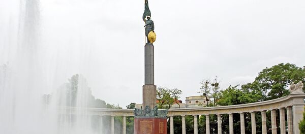 Мемориал советским воинам-освободителям на площади Шварценбергплатц в центре Вены - Sputnik Lietuva