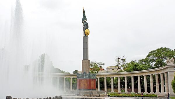 Мемориал советским воинам-освободителям на площади Шварценбергплатц в центре Вены - Sputnik Lietuva