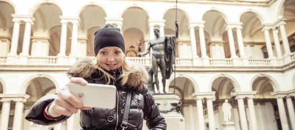 Девушка снимает селфи в музее - Sputnik Литва