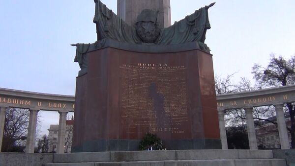 Оскверненный памятник в центре Вены - Sputnik Литва