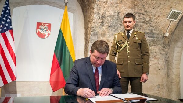 Подпись на договоре оставляет глава министерства обороны Литвы Раймундас Кароблис - Sputnik Литва