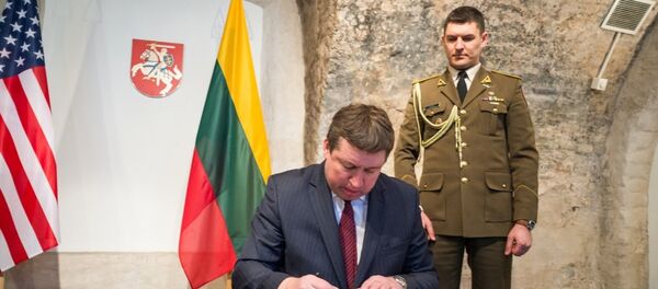 Подпись на договоре оставляет глава министерства обороны Литвы Раймундас Кароблис - Sputnik Литва
