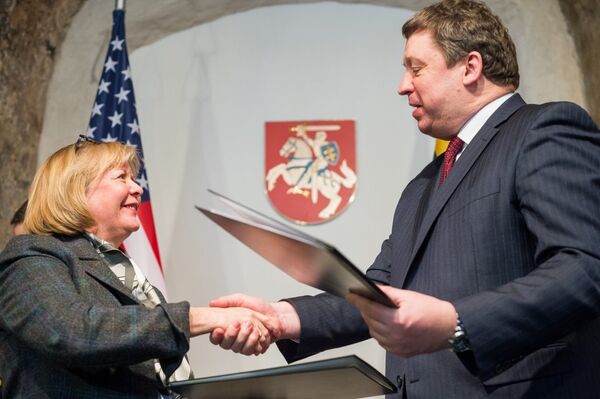 Глава министерства обороны Литвы Раймундас Кароблис и посол США в Литве Энн Холл Глава министерства обороны Литвы Раймундас Кароблис и посол США в Литве Энн Холл - Sputnik Литва