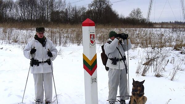Литовские пограничники с собакой на границе - Sputnik Литва