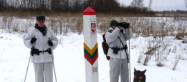Литовские пограничники с собакой на границе Литовские пограничники с собакой на границе - Sputnik Lietuva
