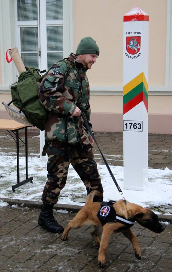 Пограничник Валдас Станцикас и служебная собака Марс - Sputnik Литва