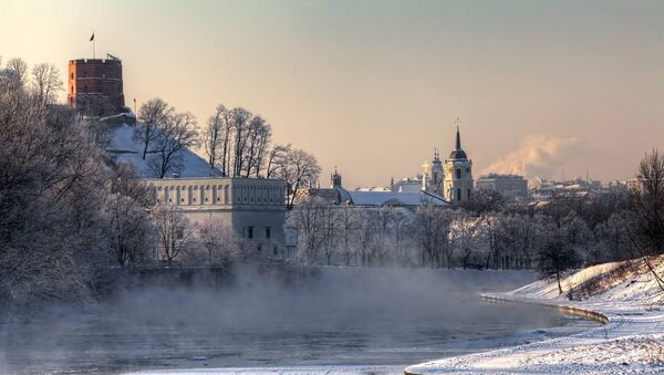 Туман над рекой Нерис рядом со Старым городом в Вильнюсе - Sputnik Литва