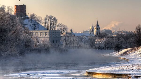Туман над рекой Нерис рядом со Старым городом в Вильнюсе - Sputnik Литва