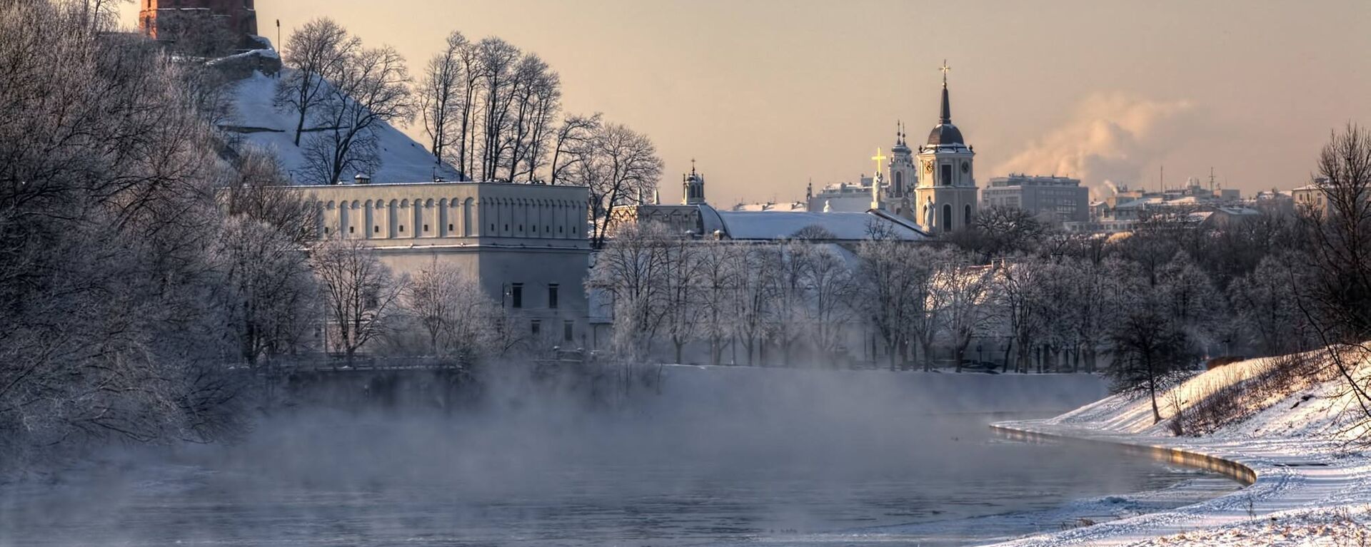 Туман над рекой Нерис рядом со Старым городом в Вильнюсе - Sputnik Литва, 1920, 22.02.2024