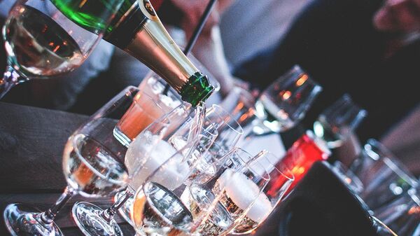 Шампанское наливают в бокалы, архивное фото - Sputnik Литва