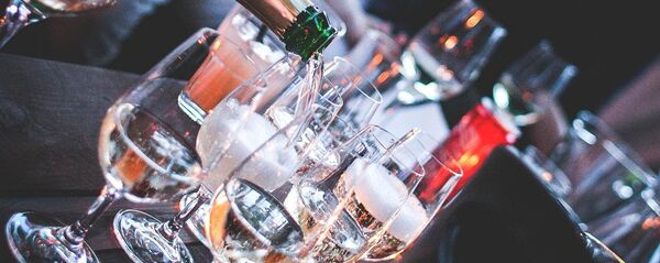 Шампанское наливают в бокалы - Sputnik Литва