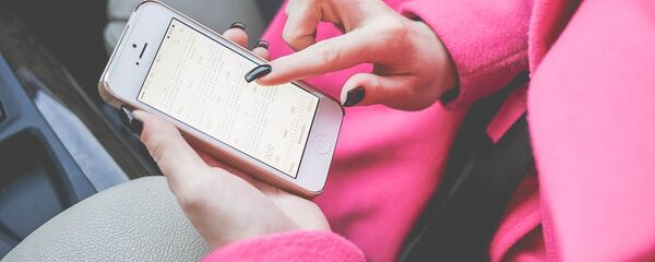 Девушка держит телефон, архивное фото - Sputnik Литва