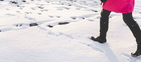 Девушка идет по снегу - Sputnik Литва