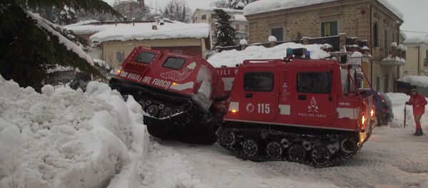 Спасатели добираются до погребенного под лавиной отеля в Италии - Sputnik Литва