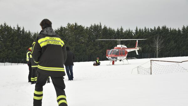 Спасатели работают на месте схода лавины в итальянском отеле - Sputnik Lietuva