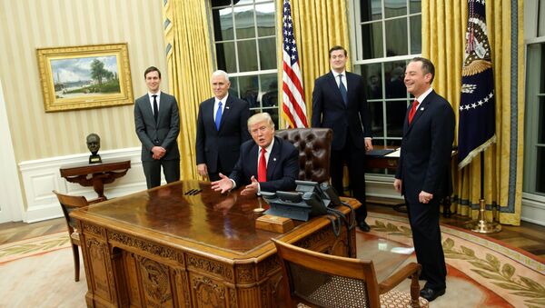 Дональд Трамп и слева направо: Кушнер, Пенс, Портера и Прибус - Sputnik Литва