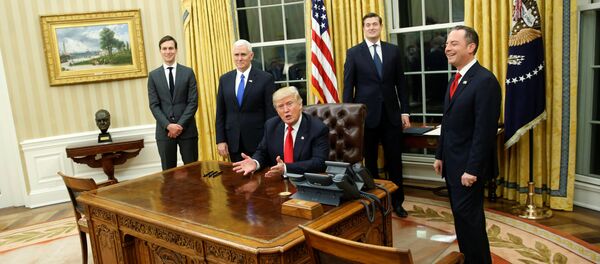 Дональд Трамп и слева направо: Кушнер, Пенс, Портера и Прибус - Sputnik Литва
