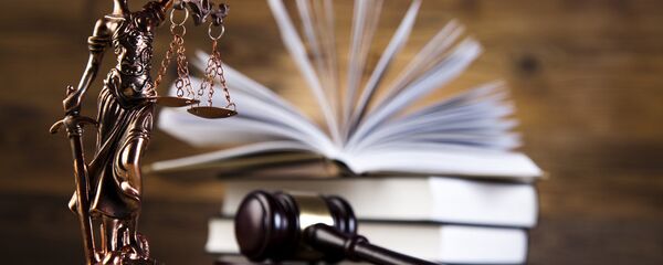 Молоток судьи и Фемида - Sputnik Литва