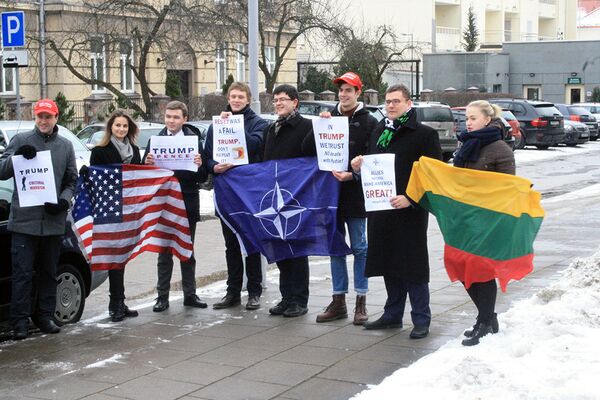 Пикетчики у посольства США в Литве Пикетчики у посольства США в Литве - Sputnik Lietuva