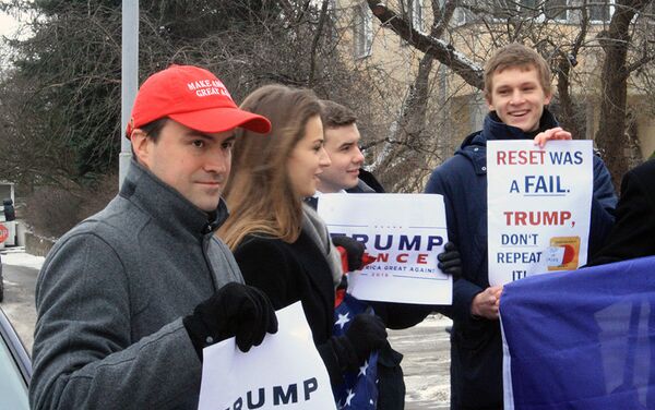 Plakatai su Donaldą Trampą palaikančiais šūkiais jaunųjų konservatorių rankose - Sputnik Lietuva