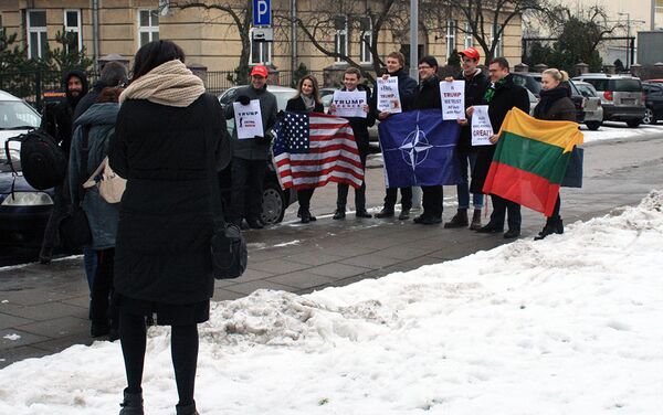 Piketuotojai pozuoja prieš televizijos kameras - Sputnik Lietuva