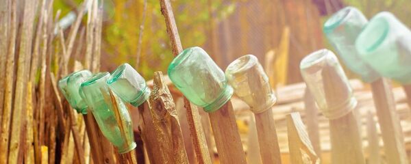 Банки на заборе Банки на заборе - Sputnik Литва