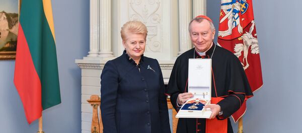 Даля Грибаускайте вручила орден Пьетро Паролину Даля Грибаускайте вручила орден Пьетро Паролину - Sputnik Литва