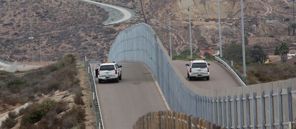 Border Patrol agents patrol the United States-Mexico Border wall during Opening the Door Of Hope/Abriendo La Puerta De La Esparana at Friendship Park in San Ysidro, California on Saturday, November 19, 2016 - Sputnik Литва