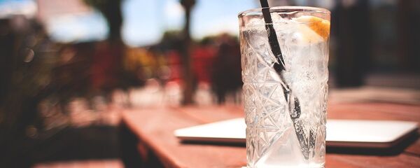 Напиток на барной стойке, архивное фото - Sputnik Литва