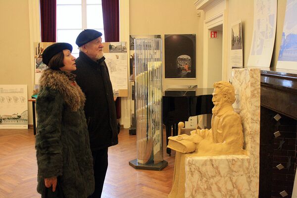 Жители Вильнюса осматривают экспонаты выставки - Sputnik Lietuva