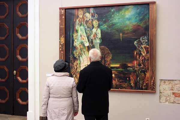 Жители Вильнюса смотрят картины в залах Ратуши - Sputnik Lietuva