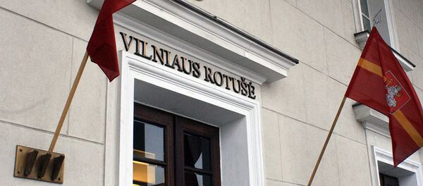 Главный вход в Ратушу и флаги Вильнюса, архивное фото - Sputnik Литва