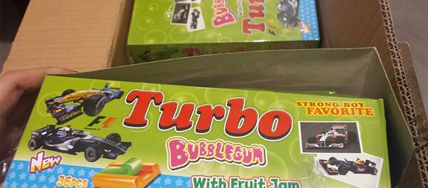 Поддельные товары, конфискованные литовскими таможенниками Поддельные товары, конфискованные литовскими таможенниками - Sputnik Литва