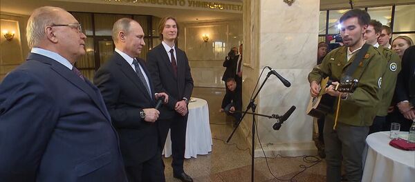 Путин вместе со студентом МГУ спел песню про космос - Sputnik Литва