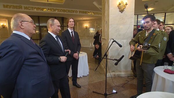 Путин вместе со студентом МГУ спел песню про космос - Sputnik Литва