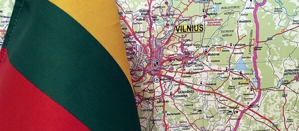 Литовский флаг перед картой страны, архивное фото - Sputnik Литва
