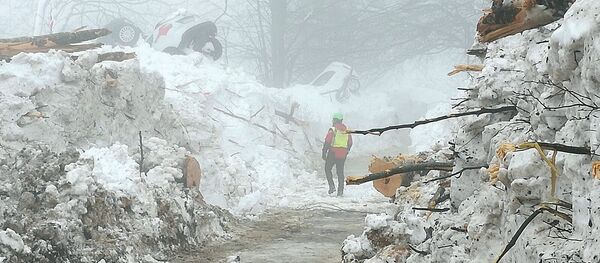 Разбор завала после сошедшей лавины в Италии - Sputnik Литва