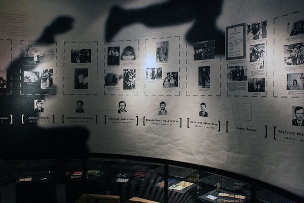 Стенд с фотографиями таможенников, которые погибли на КПП Медининкай в 1991 году - Sputnik Литва