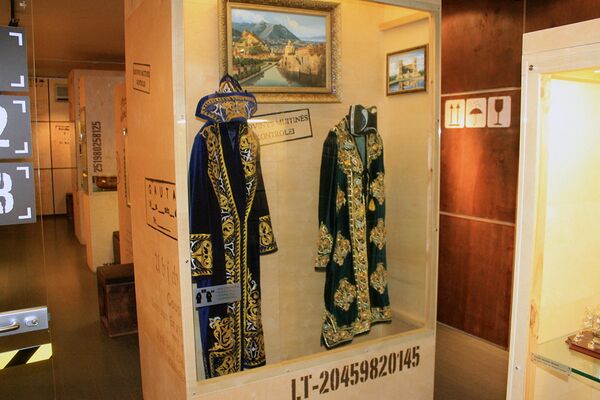 Восточные халаты и картины, конфискованные у контрабандистов - Sputnik Lietuva
