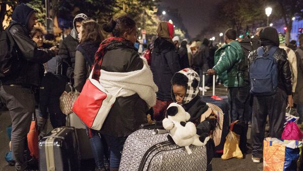Эвакуация крупного лагеря мигрантов в Париже, архивное фото - Sputnik Литва