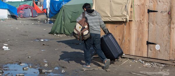 Продолжается расселение стихийного лагеря беженцев в Кале во Франции Продолжается расселение стихийного лагеря беженцев в Кале во Франции - Sputnik Литва