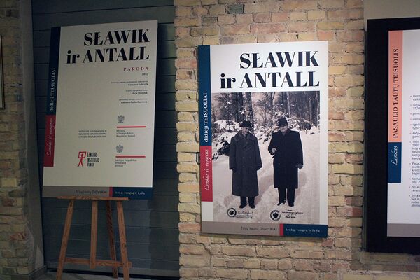 Плакаты о Праведниках мира Славике и Анталле в начале выставки - Sputnik Lietuva