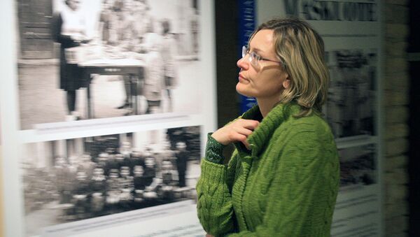 Посетительница выставки осматривает экспонаты - Sputnik Lietuva